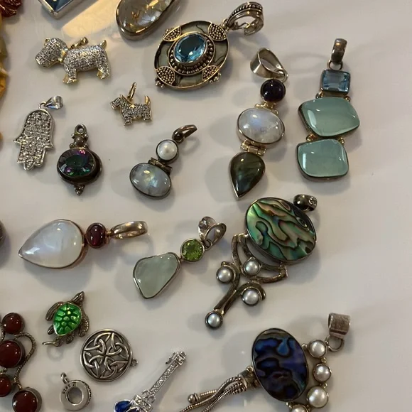 Beautiful 46 piece lot of ladies, assorted pendants/charms plus angel - Picture 8 of 11